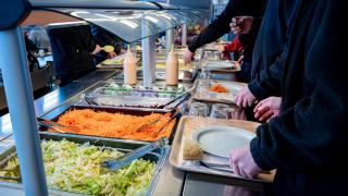 Opiskelijat ottavat lounasta linjastolta Varia Hiekkaharjun ruokalassa.